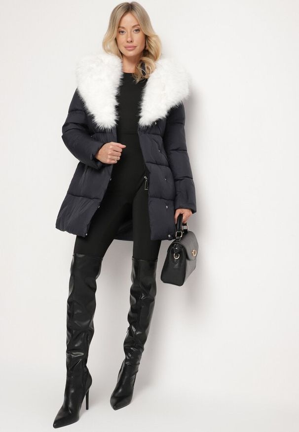 Born2be - Granatowa Pikowana Kurtka z Paskiem w Talii i Odpinanym Futrzanym Kołnierzem Edalithia. Okazja: na co dzień. Kolor: niebieski. Materiał: futro. Sezon: zima. Styl: casual, elegancki