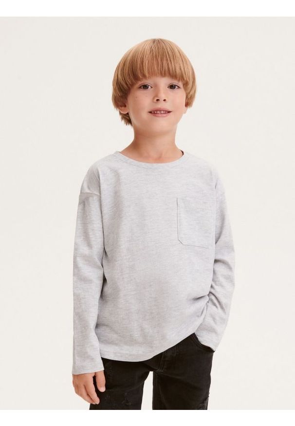 Reserved - Koszulka longsleeve z kieszenią - jasnoszary. Kolor: szary. Materiał: dzianina, bawełna. Długość rękawa: długi rękaw