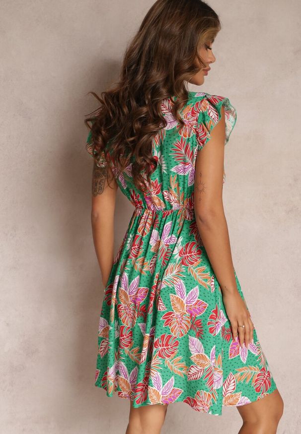 Renee - Zielona Wiskozowa Sukienka Mini z Gumką w Pasie i Ozdobnymi Guzikami Trypha. Typ kołnierza: kołnierz z falbankami. Kolor: zielony. Materiał: wiskoza. Długość: mini