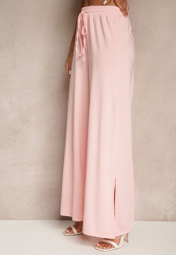 Renee - Różowy Komplet z Wiskozą Wiązany Top i Spodnie o Szerokim Kroju z Rozcięciami Zilavira. Kolor: różowy. Materiał: wiskoza