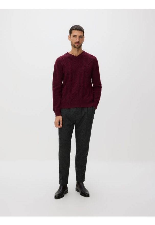 Reserved - Strukturalny sweter z wełną - bordowy. Kolor: czerwony. Materiał: wełna