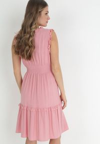 Born2be - Ciemnoróżowa Sukienka z Falbankami i Marszczoną Gumką w Pasie z Wiskozy Falirina. Typ kołnierza: kołnierz z falbankami. Kolor: różowy. Materiał: wiskoza. Wzór: aplikacja #4