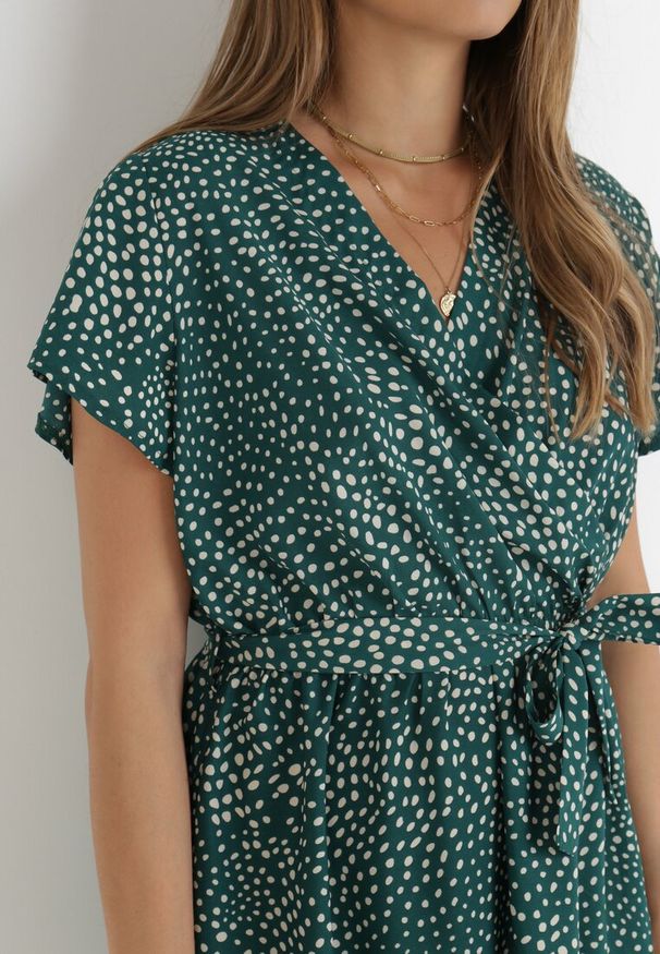 Born2be - Zielona Sukienka Kepherine. Kolor: zielony. Materiał: materiał, tkanina. Wzór: kropki. Typ sukienki: kopertowe. Długość: mini