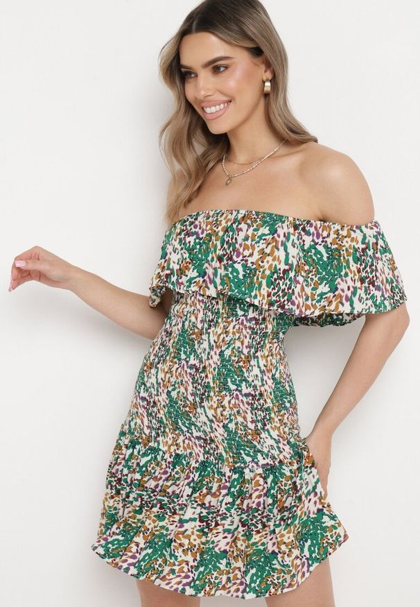 Born2be - Zielona Sukienka Hiszpanka Mini z Elastycznej Wiskozy Zamra. Typ kołnierza: dekolt hiszpanka. Kolor: zielony. Materiał: wiskoza. Sezon: lato. Długość: mini