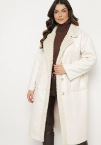 Born2be - Jasnobeżowy Futrzany Płaszcz z Imitacji Zamszu o Jednorzędowym Kroju z Kieszeniami Aletara. Okazja: na co dzień. Kolor: beżowy. Materiał: zamsz, futro. Długość rękawa: długi rękaw. Długość: długie. Sezon: zima. Styl: casual, elegancki #2