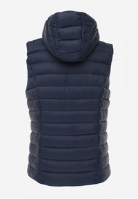 Renee - Granatowa Przejściowa Kamizelka z Pikowaniem i Kapturem Neatwenna. Okazja: na co dzień. Typ kołnierza: kaptur. Kolor: niebieski. Materiał: jeans. Styl: casual, elegancki, sportowy #8