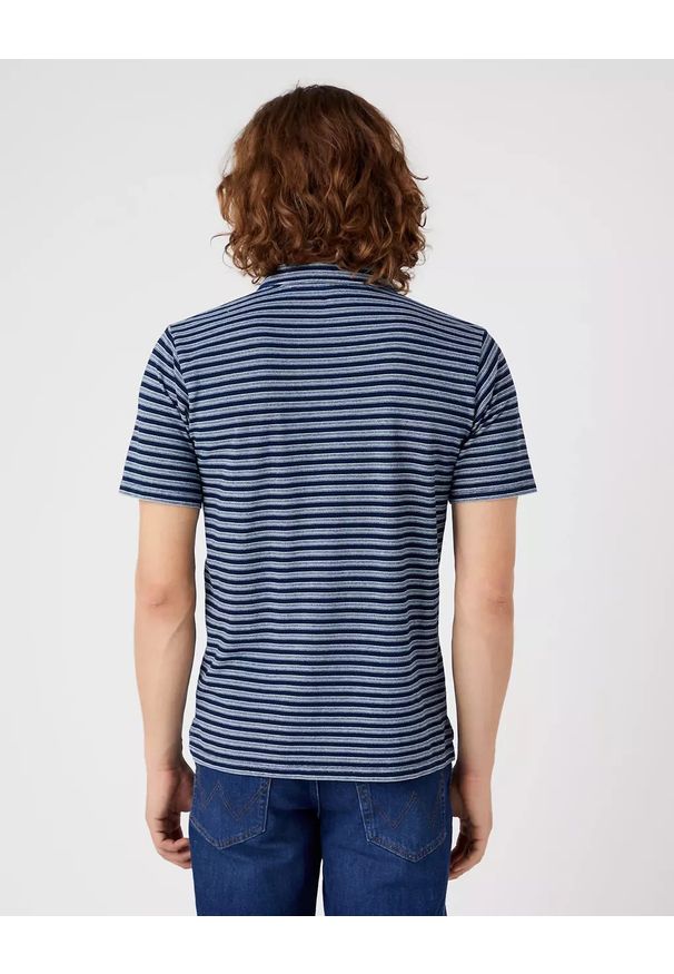 Wrangler - WRANGLER POLO SHIRT MĘSKA KOSZULKA W PASKI MID INDIGO W7BJDOX8E 112321772. Typ kołnierza: polo. Wzór: paski