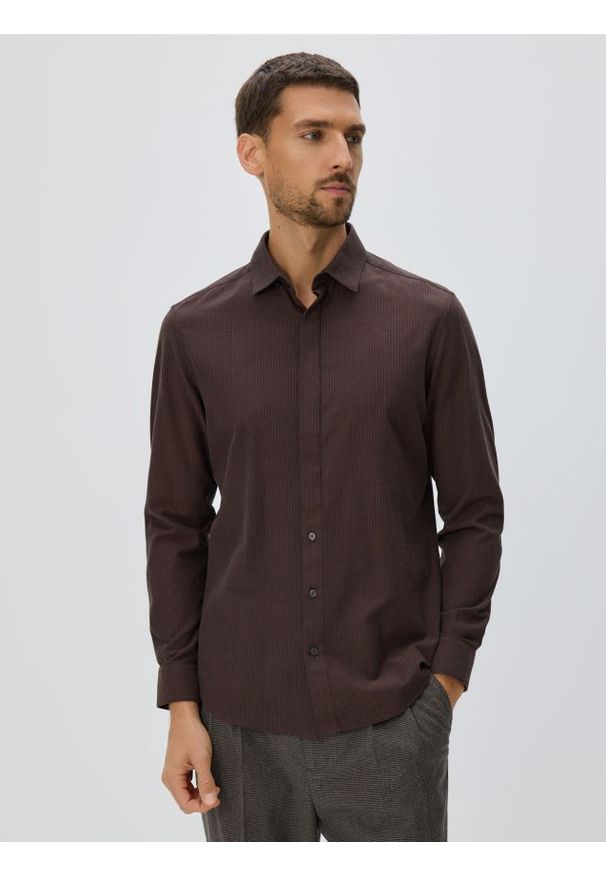 Reserved - Koszula slim z bawełny egipskiej - brązowy. Kolor: brązowy. Materiał: bawełna