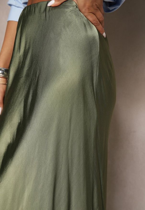 Renee - Zielona Rozkloszowana Spódnica Satynowa z Wiskozy Rihaniel. Okazja: na co dzień. Kolor: zielony. Materiał: satyna, wiskoza. Styl: klasyczny, casual, elegancki