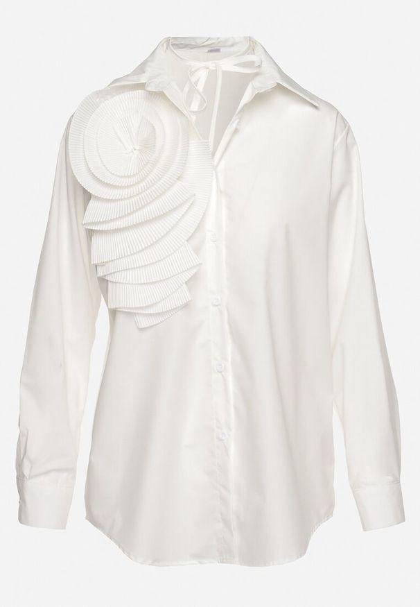 Born2be - Biała Koszula Udekorowana Aplikacją w Kształcie Kwiatu z Falbankami i Sznureczkiem Przy Szyi Poldivia. Typ kołnierza: kołnierz z falbankami. Kolor: biały. Wzór: aplikacja, kwiaty. Styl: retro