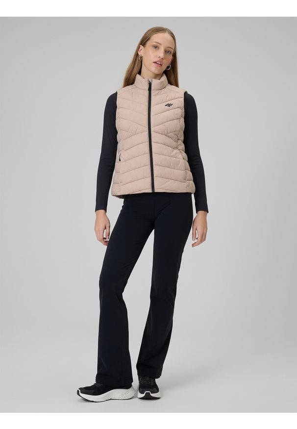 4f - 4F Bezrękawnik z wypełnieniem syntetycznym damski - beżowy L. Typ kołnierza: kaptur. Kolor: beżowy. Materiał: syntetyk. Długość rękawa: bez rękawów. Wzór: jodełka