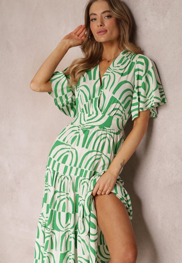 Renee - Zielono-Beżowa Sukienka Maxi z Wiskozy z Odkrytymi Plecami i Falbankami Jayliana. Okazja: na spacer, na co dzień. Typ kołnierza: kołnierz z falbankami. Kolor: zielony. Materiał: wiskoza. Długość rękawa: krótki rękaw. Typ sukienki: proste. Styl: casual. Długość: maxi