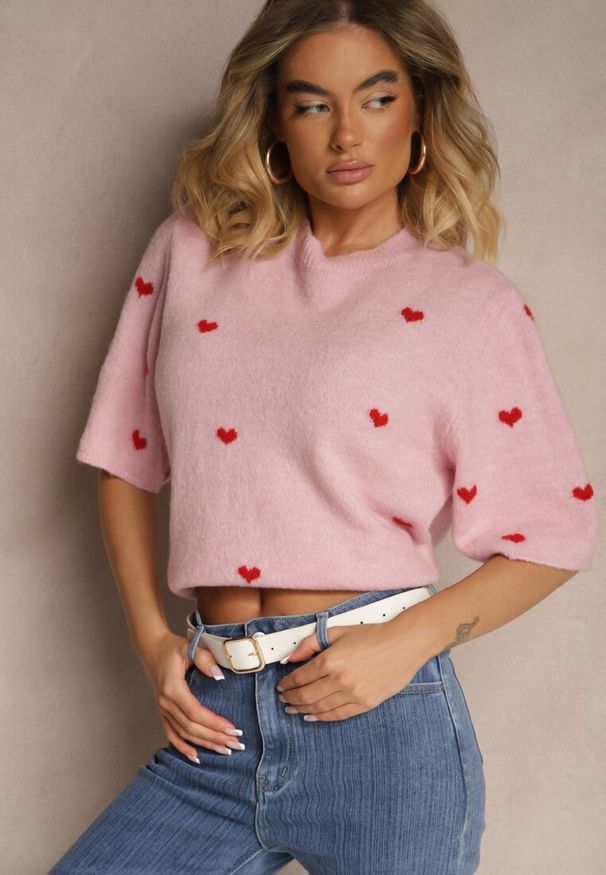 Renee - Różowa Bluzka z Dzianiny z Wiskozą we Wzór z Serduszkami Dortewia. Okazja: na co dzień, na randkę. Kolor: różowy. Materiał: dzianina, wiskoza. Długość rękawa: krótki rękaw. Długość: krótkie. Styl: casual, elegancki