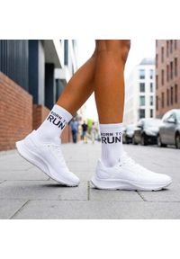 Milena - Białe skarpetki damskie born to run 1230. Kolor: biały. Materiał: elastan, bawełna, poliamid, materiał #1