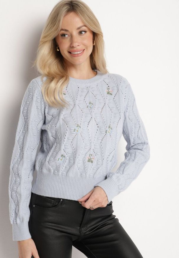 Born2be - Niebieski Sweter Ozdobiony Tłoczeniem i Kwiatkami Eretina. Okazja: na co dzień. Kolor: niebieski. Materiał: jeans. Wzór: aplikacja, kwiaty. Styl: casual