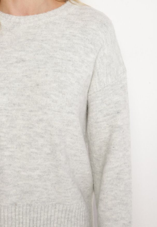 Born2be - Jasnoszary Sweter o Klasycznym Fasonie z Wełną Avartissa. Kolor: szary. Materiał: wełna. Sezon: zima. Styl: klasyczny