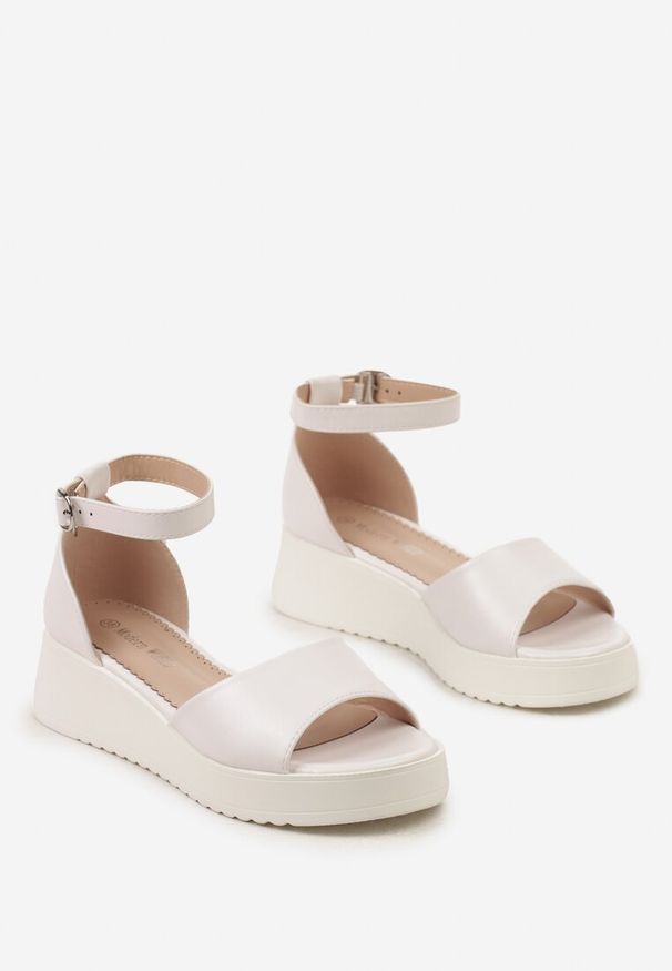 Born2be - Białe Sandały z Ekoskóry na Grubej Podeszwie z Paskiem Przy Kostce Optia. Zapięcie: pasek. Kolor: biały. Styl: elegancki