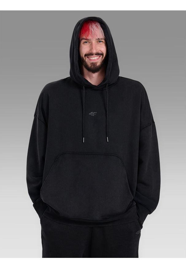 4f - 4F Bluza dresowa oversize nierozpinana z kapturem męska 4F x Tomasz Fornal - szara L. Okazja: na co dzień. Typ kołnierza: kaptur. Kolor: szary. Materiał: dresówka. Wzór: aplikacja. Styl: casual, sportowy