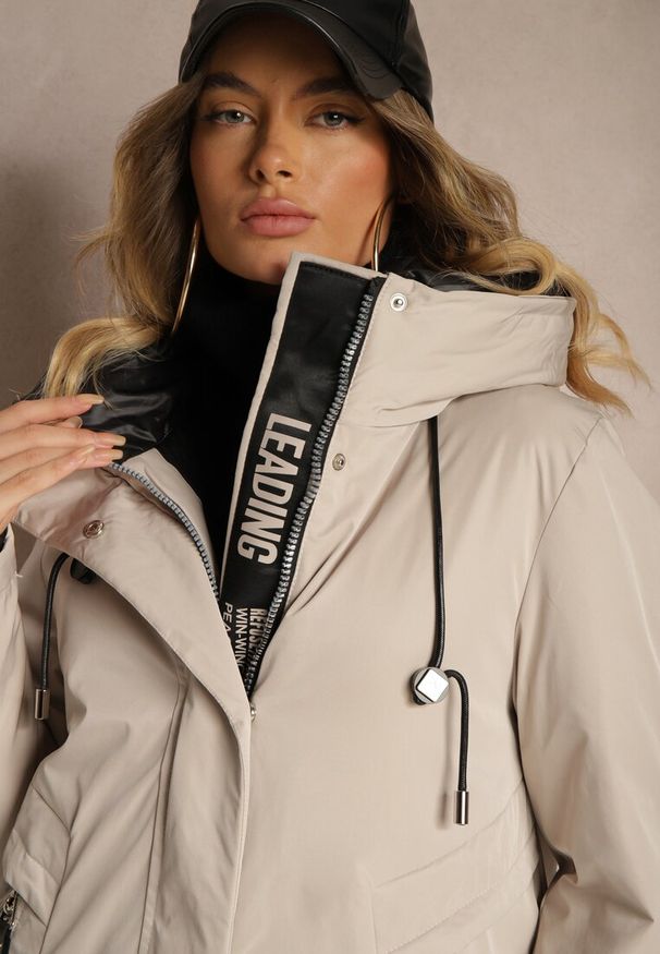Renee - Beżowa Kurtka Parka o Pudełkowym Kroju z Kapturem i Kieszeniami Kaionna. Okazja: na co dzień, na spacer. Typ kołnierza: kaptur. Kolor: beżowy. Materiał: jeans. Sezon: zima. Styl: casual