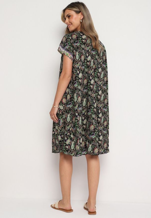 Born2be - Czarno-Zielona Wiskozowa Sukienka Rozkloszowana we Wzór Paisley Mastis. Kolor: czarny. Materiał: wiskoza. Wzór: paisley