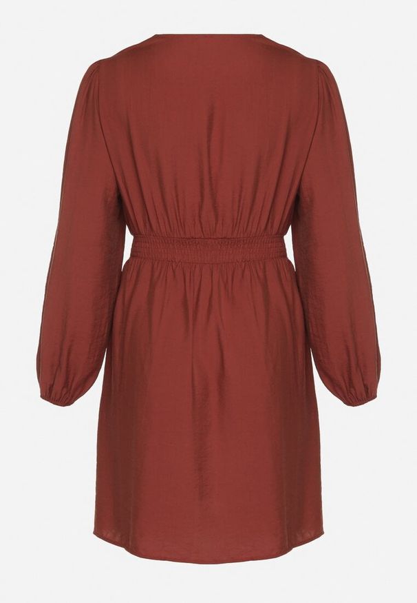 Born2be - Jasnobrązowa Rozkloszowana Sukienka z Marszczeniem w Talii i Dekoltem w Serek Salindea. Okazja: na co dzień. Typ kołnierza: dekolt w serek. Kolekcja: plus size. Kolor: brązowy. Długość rękawa: długi rękaw. Typ sukienki: dla puszystych. Styl: casual, elegancki