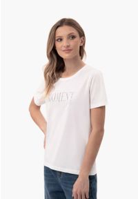 Volcano - Bawełniany t-shirt z printem, Comfort Fit, T-MOMENTS. Okazja: na co dzień. Kolor: biały. Materiał: bawełna. Długość rękawa: krótki rękaw. Długość: krótkie. Wzór: nadruk. Styl: glamour, casual