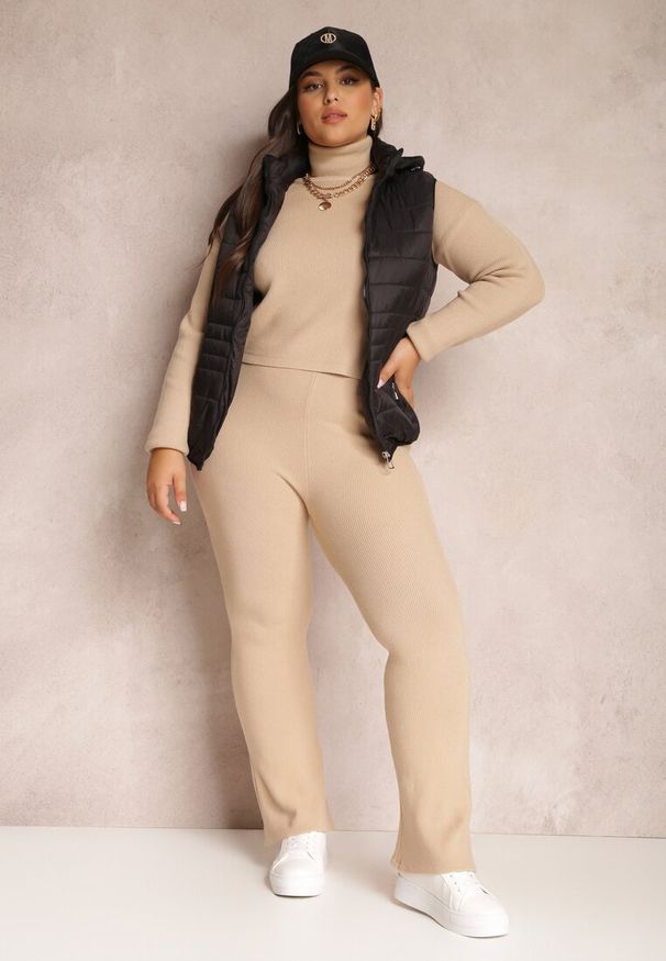 Renee - Czarna Kamizelka Pikowana z Kapturem Rithe. Typ kołnierza: kaptur. Kolekcja: plus size. Kolor: czarny. Materiał: materiał. Styl: sportowy