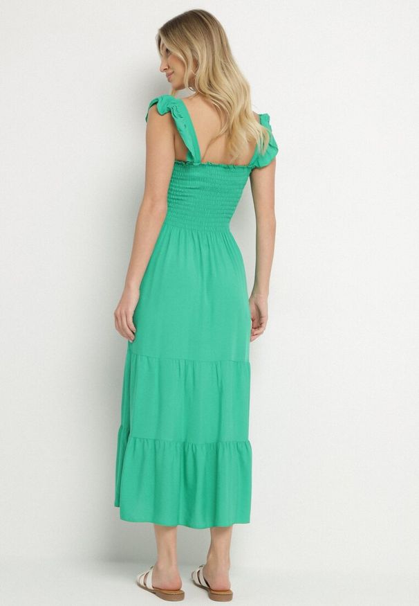Born2be - Zielona Rozkloszowana Bawełniana Sukienka na Ramiączkach z Gumkami i Falbanką Mevesta. Okazja: na spacer. Typ kołnierza: dekolt kwadratowy, kołnierz z falbankami. Kolor: zielony. Materiał: bawełna. Długość rękawa: na ramiączkach