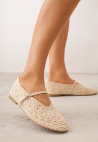 Renee - Ciemnobeżowe Ażurowe Balerinki VICES Ozdobione Plecionką Savamisa. Nosek buta: okrągły. Zapięcie: sprzączka. Kolor: beżowy. Materiał: skóra, materiał. Wzór: ażurowy, aplikacja. Sezon: lato. Obcas: na obcasie. Wysokość obcasa: niski #8