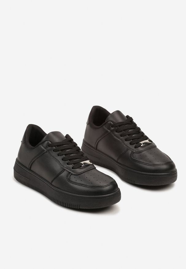 Born2be - Czarne Płaskie Klasyczne Sneakersy z Metalową Aplikacją Vlindra. Okazja: na spotkanie biznesowe, do pracy, na co dzień. Kolor: czarny. Materiał: jeans. Wzór: aplikacja