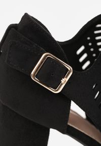 Born2be - Czarne Ażurowe Sandały Vices na Obcasie Ozdobione Wycięciem i Klamrą Felindrel. Okazja: na co dzień. Zapięcie: klamry. Kolor: czarny. Materiał: skóra. Wzór: ażurowy, aplikacja. Obcas: na obcasie. Styl: casual. Wysokość obcasa: średni #2