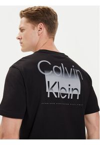 Calvin Klein T-Shirt Enlarged Back Logo K10K113106 Czarny Regular Fit. Kolor: czarny. Materiał: bawełna #2