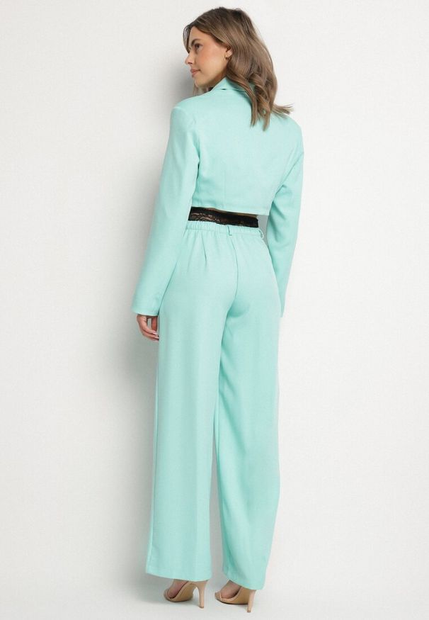 Born2be - Jasnozielony Komplet Krótka Marynarka z Usztywnionymi Miseczkami i Szerokie Spodnie Liozana. Kolor: zielony. Materiał: koronka. Wzór: koronka