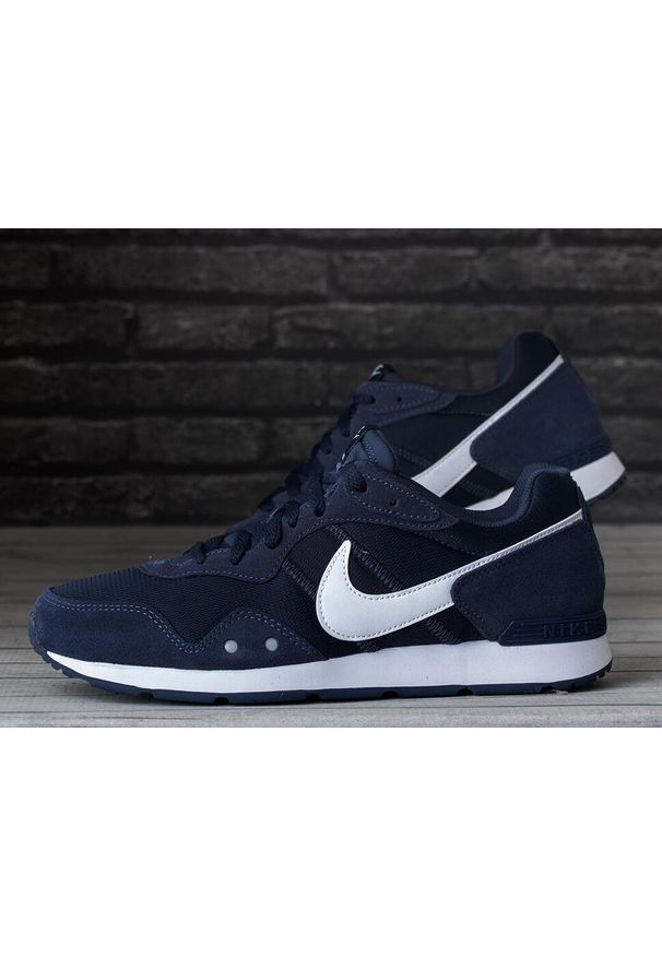Nike - Buty męskie sportowe do chodzenia NIKE VENTURE RUNNER. Kolor: biały, wielokolorowy, niebieski. Sport: turystyka piesza