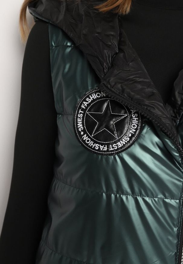 Born2be - Ciemnozielona Pikowana Długa Kamizelka z Kapturem Ozdobiona Naszywką Mevaya. Okazja: na co dzień. Typ kołnierza: kaptur. Kolor: zielony. Materiał: jeans. Długość: długie. Wzór: aplikacja. Styl: casual