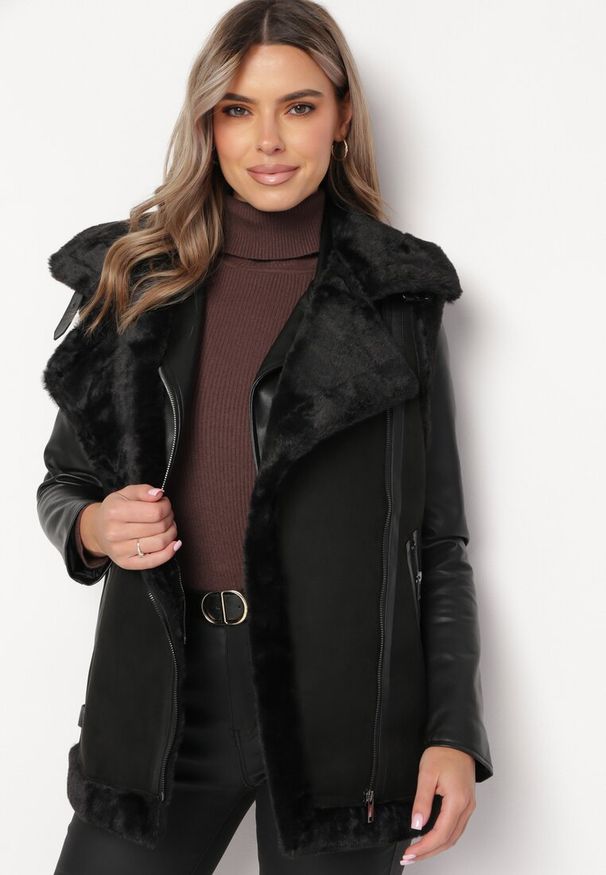 Born2be - Czarna Kamizelka Bezrękawnik w Stylu Biker z Ekozamszu z Futerkiem Terone. Kolor: czarny. Materiał: futro. Długość rękawa: bez rękawów. Wzór: aplikacja