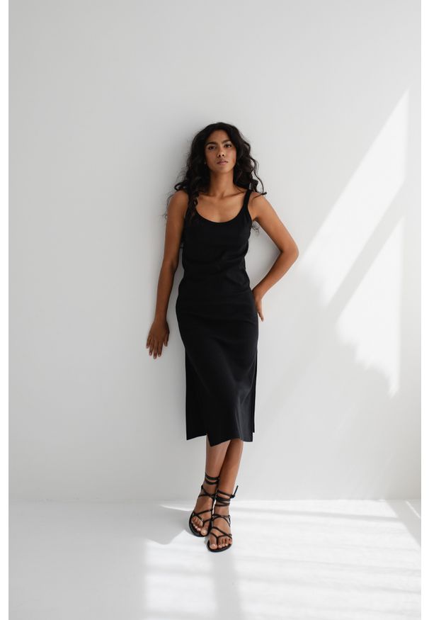 Marsala - Sukienka na ramiączkach z prążkowanej dzianiny w kolorze TOTALLY BLACK - CARMEN-XS/S. Typ kołnierza: typu carmen. Kolor: czarny. Materiał: dzianina, prążkowany. Długość rękawa: na ramiączkach. Długość: midi