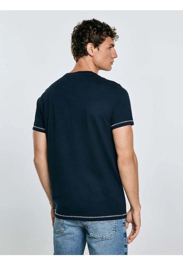 Big-Star - Koszulka męska z kontrastowymi przeszyciami granatowa Elvin 403. Okazja: na co dzień. Kolor: niebieski. Materiał: skóra, materiał, bawełna, jeans, dzianina, denim. Wzór: nadruk. Styl: klasyczny, casual