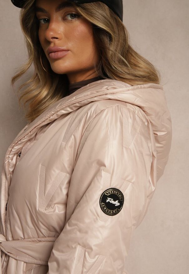 Renee - Złoto-Różowa Pikowana Kurtka z Kapturem i Wiązanym Paskiem Elladie. Okazja: na co dzień. Typ kołnierza: kaptur. Kolor: złoty. Materiał: dzianina, jeans. Styl: casual