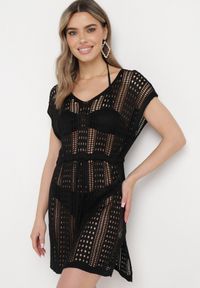 Born2be - Czarna Szydełkowa Mini Sukienka Narzutka z Rozcięciami i Sznurkiem w Pasie Dells. Kolor: czarny. Materiał: dzianina. Długość: mini #4