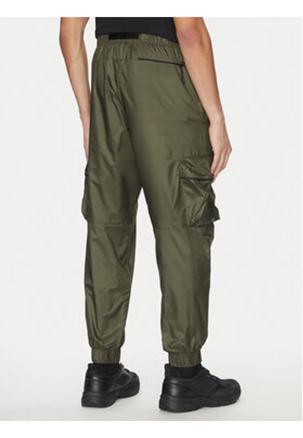 Nike Spodnie dresowe FB7911 Khaki Regular Fit. Kolor: brązowy. Materiał: syntetyk