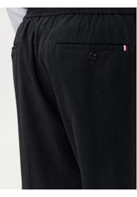 TOMMY HILFIGER - Tommy Hilfiger Chinosy Chelsea MW0MW33933 Granatowy Slim Fit. Kolor: niebieski. Materiał: bawełna #4