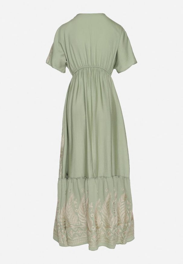 Born2be - Zielona Kopertowa Sukienka z Wiskozy Zdobiona Frędzlami i Metalicznym Haftem Redeirae. Okazja: na spacer, na co dzień. Typ kołnierza: dekolt w serek. Kolor: zielony. Materiał: wiskoza. Wzór: aplikacja, haft. Typ sukienki: kopertowe. Styl: casual, klasyczny