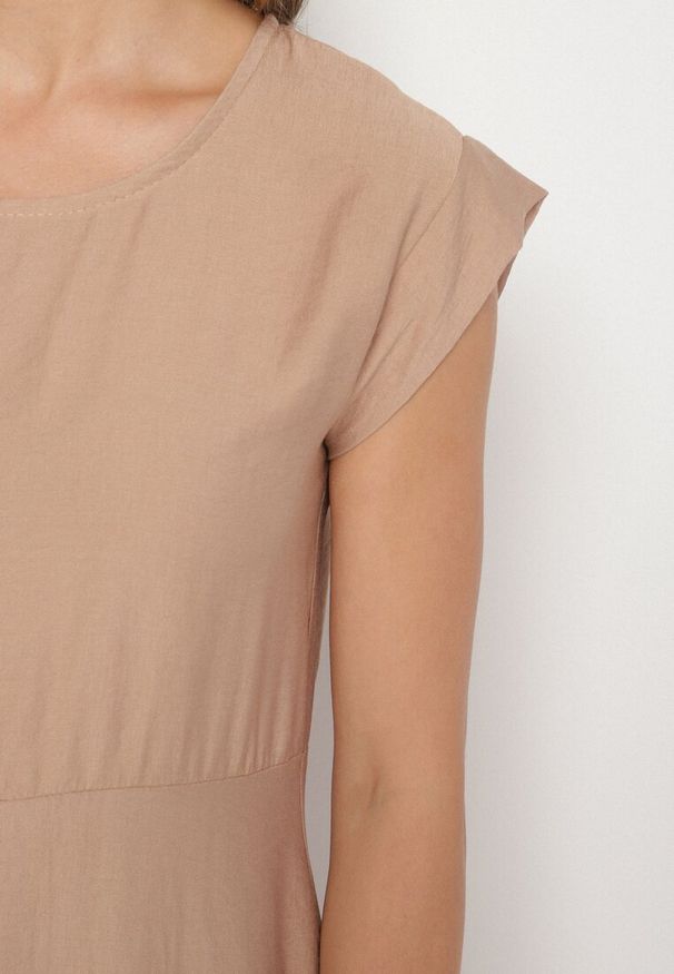 Born2be - Jasnobrązowa Wiskozowa Sukienka o Rozkloszowanym Kroju Lizena. Okazja: na co dzień, na imprezę. Kolor: brązowy. Materiał: wiskoza. Sezon: wiosna, lato. Styl: casual, klasyczny