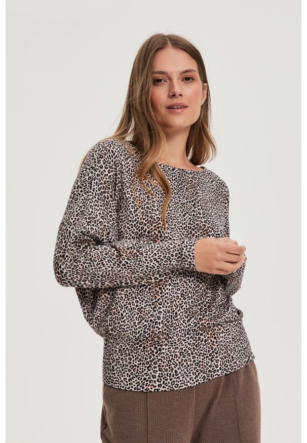 MOODO - Sweter w panterkę beżowy. Kolor: beżowy. Materiał: elastan, poliester. Wzór: motyw zwierzęcy