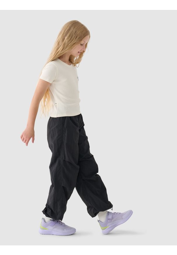 4f - 4F T-shirt cropped z nadrukiem dziewczęcy - biały 122 (6-7 lat). Okazja: na co dzień. Kolor: biały. Materiał: bawełna, dzianina, materiał. Długość rękawa: krótki rękaw. Długość: krótkie. Wzór: nadruk. Sezon: lato. Styl: sportowy, casual