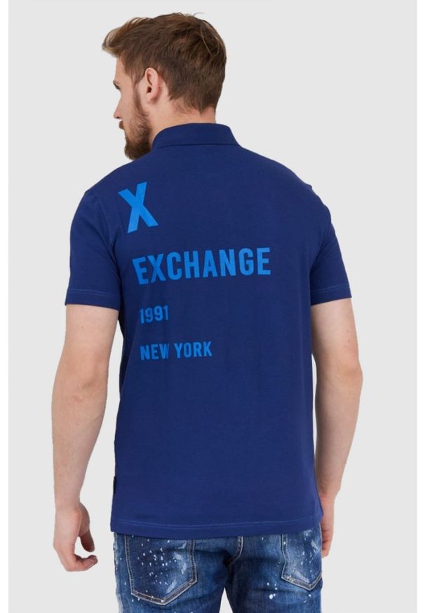 Armani Exchange - ARMANI EXCHANGE Granatowa koszulka polo z nadrukiem. Typ kołnierza: polo. Kolor: niebieski. Wzór: nadruk