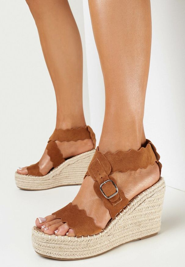 Born2be - Brązowe Sandały na Plecionym Koturnie i Platformie z Zapięciem wokół Kostki Elimia. Kolor: brązowy. Obcas: na koturnie