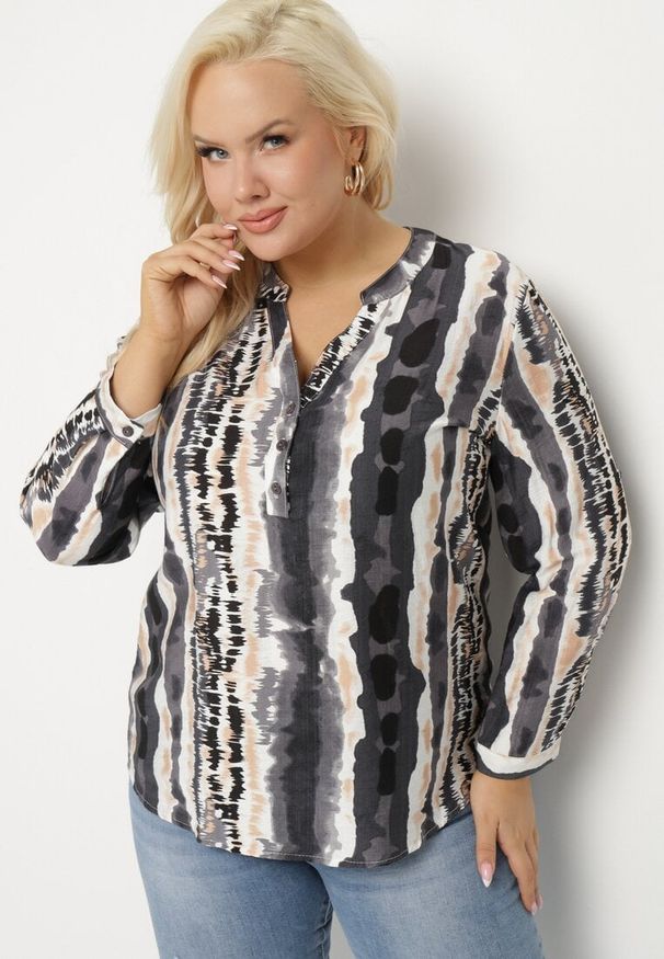 Born2be - Czarna Koszula w Serek z Wiskozą Zdobiona Abstrakcyjnym Wzorem Cilaira. Okazja: na co dzień, do pracy. Typ kołnierza: dekolt w serek. Kolekcja: plus size. Kolor: czarny. Materiał: wiskoza. Wzór: aplikacja. Styl: elegancki, casual
