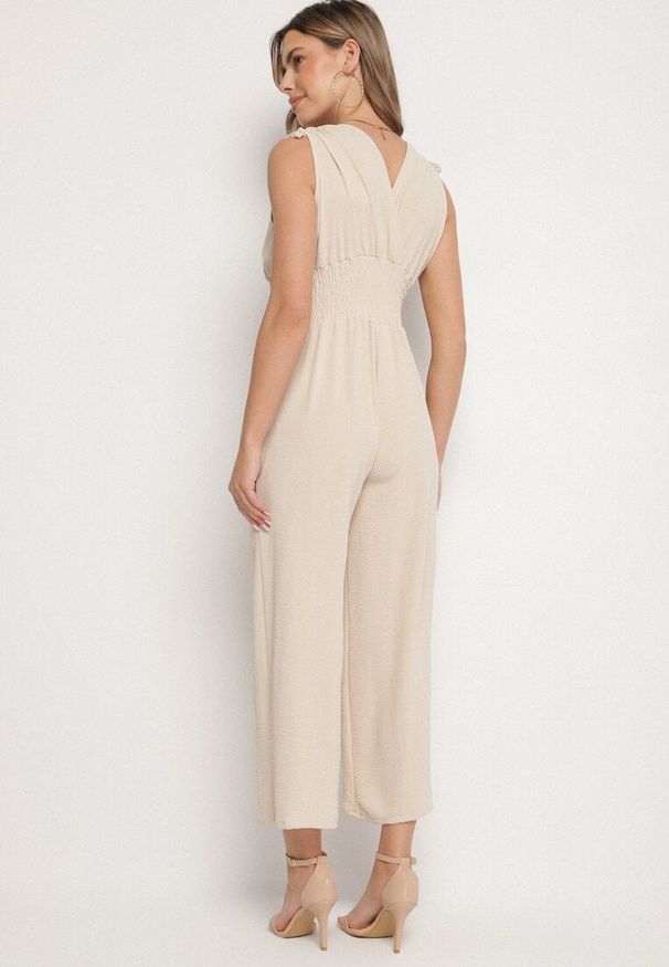 Born2be - Beżowy Kopertowy Kombinezon z Bawełną i Marszczeniami Lunirisa. Kolor: beżowy. Materiał: bawełna. Styl: elegancki